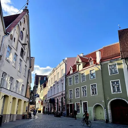 Heart Of The Old Town - Space, Views & Comfort